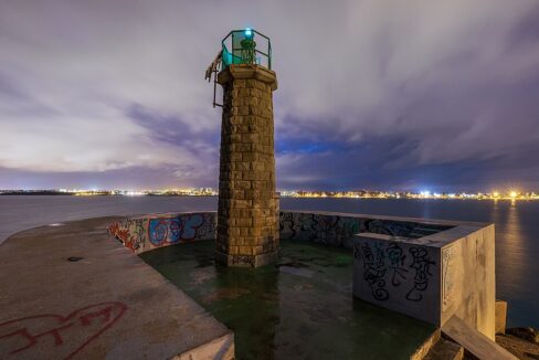 El_Faro_de_Torrevieja_lighthouse_in_dark,_Torrevieja,_Alicante,_Spain,_2022_January