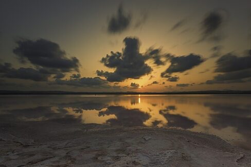 Sunset_reflections_of_Torrevieja_(Unsplash)