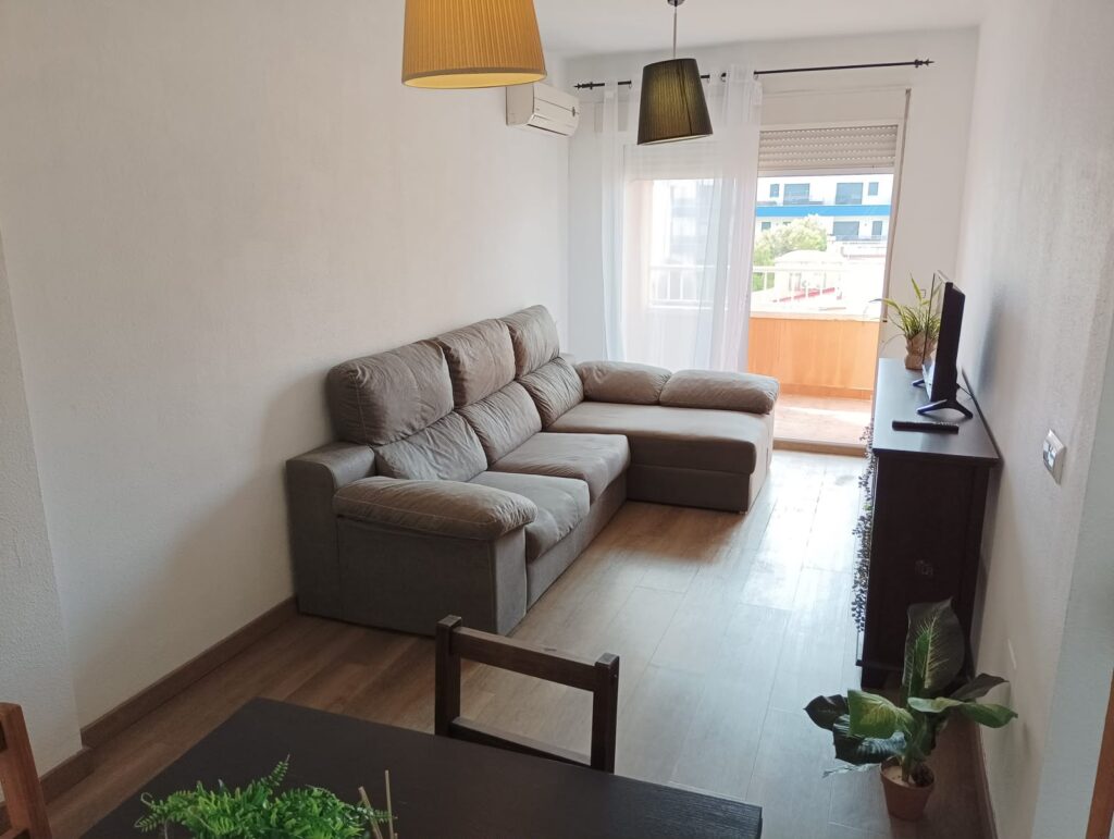 Amplio y luminoso apartamento de 3 dormitorios cerca del mar en Torrevieja

Se vende magnífico apartamento situado en la segunda planta de un edificio en Torrevieja, a pocos minutos del mar.

La vivienda destaca por sus espacios amplios, excelente luminosidad y buena ventilación. Dispone de tres dormitorios y dos baños completos, uno de ellos en suite, ofreciendo comodidad y privacidad.

Cuenta además con una agradable terraza, perfecta para disfrutar del clima mediterráneo durante todo el año. Existe la posibilidad de adquirir o disponer de garaje en el mismo edificio.

Una vivienda ideal tanto como residencia habitual como para disfrutar de vacaciones o realizar una inversión cerca de la costa.